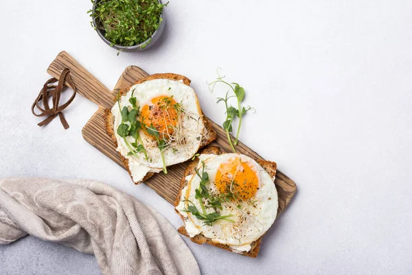 Top View Sandwich Fried Eggs Toasts Alfalfa Green Pea Sprouts — Stock Photo, Image