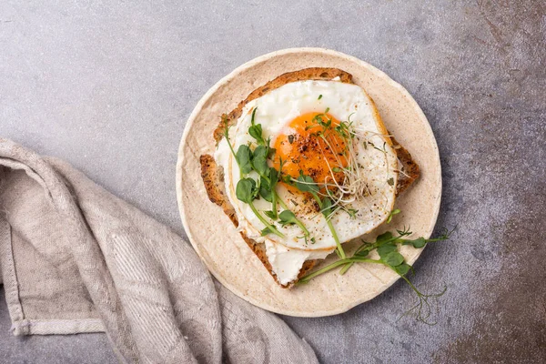 Pemandangan Atas Roti Lapis Dengan Telur Goreng Roti Panggang Alfalfa — Stok Foto