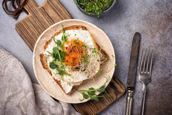 Top View Sandwich Fried Egg Toast Alfalfa Green Pea Sprouts — Stock Photo, Image