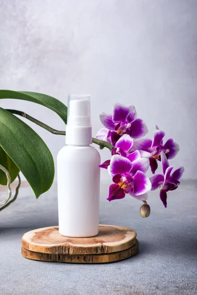 Mockup Produto Cosmético Skincare Garrafa Branca Eco Loção Pedestal Madeira — Fotografia de Stock