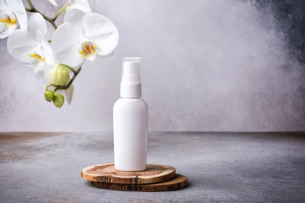 Burla Productos Cosméticos Para Cuidado Piel Botella Blanca Loción Ecológica —  Fotos de Stock