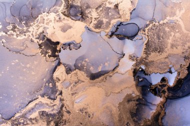 Gri ve altın renkli alkol mürekkebi, soyut dokular, moda duvar kağıtları. Tasarım projesi için sanat davetiye, poster, sunum için arkaplan