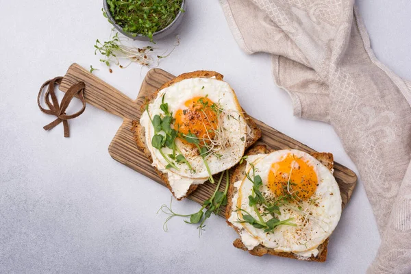 Top View Sandwich Fried Eggs Toasts Alfalfa Green Pea Sprouts — Stock Photo, Image