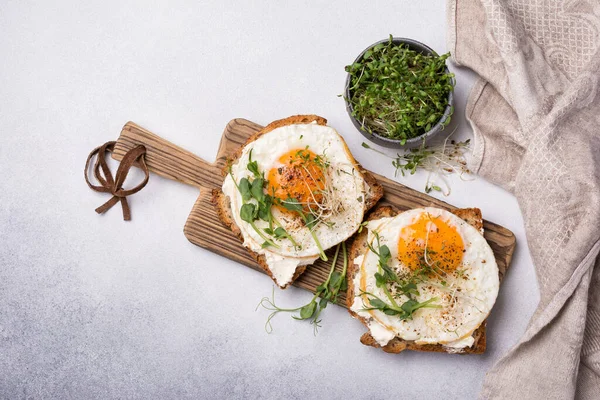 Pemandangan Atas Roti Lapis Dengan Telur Goreng Roti Panggang Alfalfa — Stok Foto