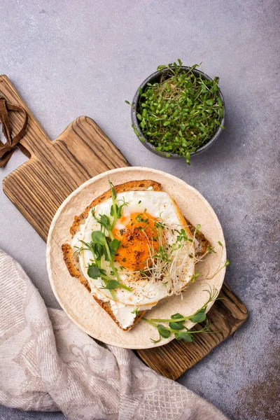 Top View Sandwich Fried Egg Toast Alfalfa Green Pea Sprouts — Stock Photo, Image