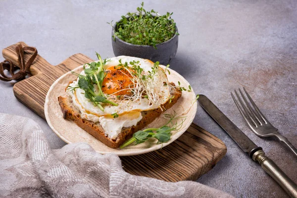 Sanduíche Com Ovo Frito Torrada Alfafa Brotos Ervilha Verde Microverde — Fotografia de Stock