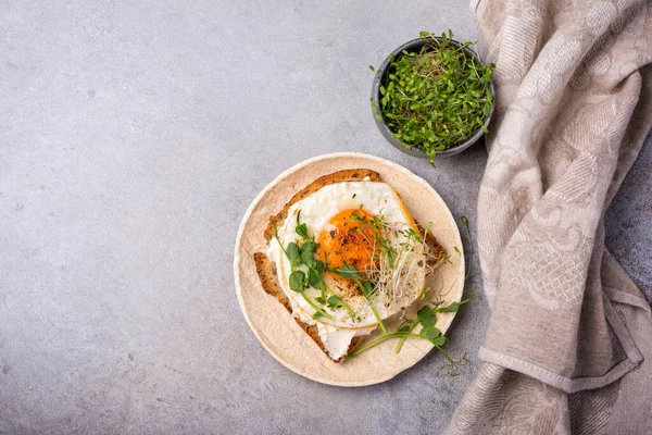 Top View Sandwich Fried Egg Toast Alfalfa Green Pea Sprouts — Stock Photo, Image