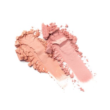 Düz fırça darbeleri. Beyaz arka planda izole edilmiş kozmetik güzellik ürünleri örnekleri olarak kırık pembe renk göz farı veya kızartıcı