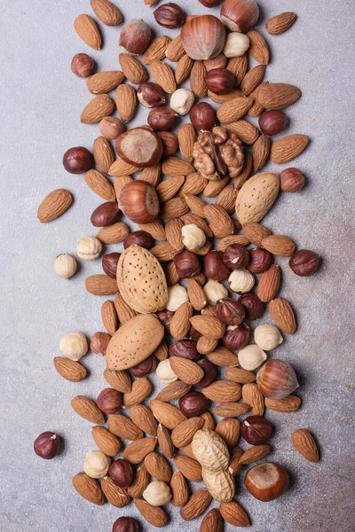 Vista Superior Almendras Avellanas Nueces Cacahuetes Sobre Fondo Hormigón Gris — Foto de Stock