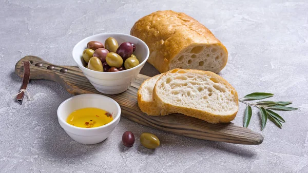 Вкусные Оливки Смешиваются Маслом Ломтиками Хлеба Сером Бетонном Фоне — стоковое фото