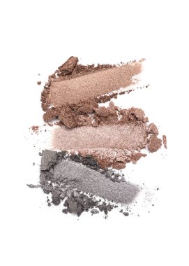 Düz fırça darbeleri. Beyaz arka planda izole edilmiş kozmetik güzellik ürünü örneği olarak kırık gri ve kahverengi göz farları