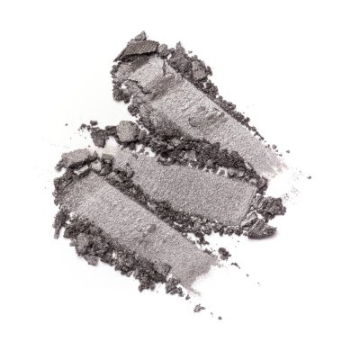 Düz fırça darbeleri. Beyaz arka planda izole edilmiş kozmetik güzellik ürünü örneği olarak kırık parlak gri göz farı