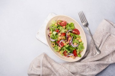 Sağlıklı ve lezzetli vejetaryen yemekleri. Marullu nohut salatası, kiraz domatesli, soğanlı, salatalıklı ve yeşil zeytinli gri betli.