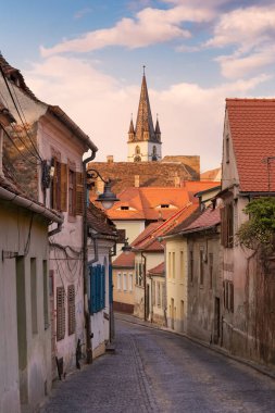 Sibiu kasabası Transilvanya, Romanya ve Avrupa 'nın tarihi merkezindeki güzel eski binalarla dolu şehir manzarası