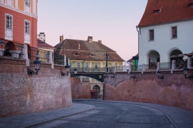 Sibiu kenti Transilvanya, Romanya ve Avrupa 'nın tarihi merkezinde güzel eski binalar ve köprülü şehir