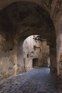 Sighisoara kasabasının tarihi merkezindeki kemerli şehir Transilvanya, Romanya, Avrupa