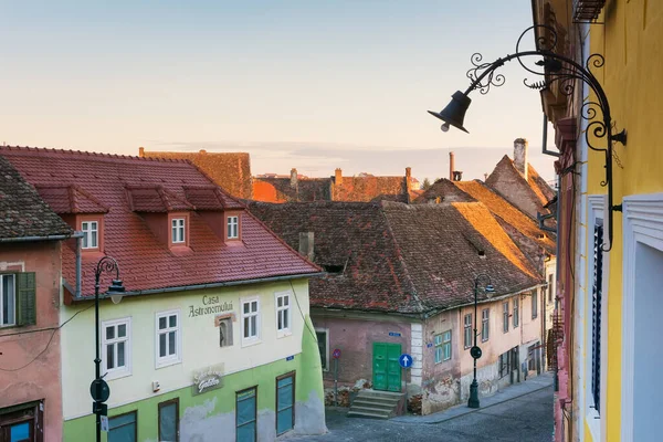 Sibiu kasabası Transilvanya, Romanya ve Avrupa 'nın tarihi merkezindeki güzel eski binalarla dolu şehir manzarası
