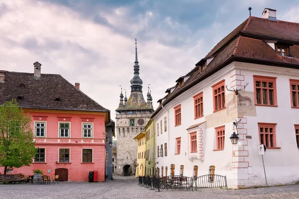 Transilvanya, Romanya eski şehir Sighisoara Saat Kulesi ile Avrupa sokak güzel şehir manzarası