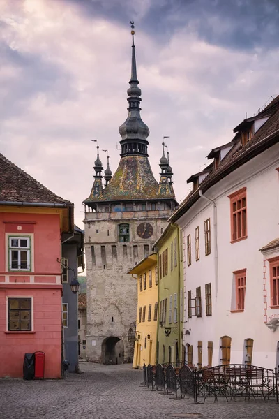 Transilvanya, Romanya eski şehir Sighisoara Saat Kulesi ile Avrupa sokak güzel şehir manzarası