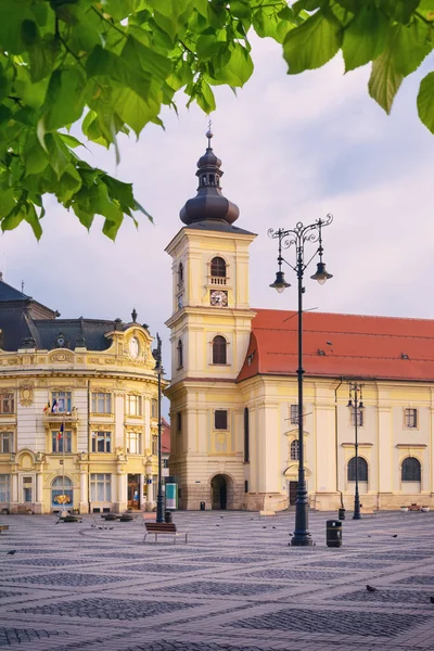 Sibiu kasabasının tarihi merkezi Transilvanya, Romanya ve Avrupa 'daki Büyük Meydan' daki (Piata Mare) güzel eski binaların bulunduğu şehir manzarası