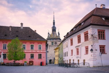 Transilvanya, Romanya eski şehir Sighisoara Saat Kulesi ile Avrupa sokak güzel şehir manzarası