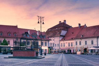 Sibiu kasabasının tarihi merkezi Transilvanya, Romanya ve Avrupa 'daki Büyük Meydan' daki (Piata Mare) güzel eski binaların bulunduğu şehir manzarası