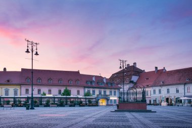 Sibiu kasabasının tarihi merkezi Transilvanya, Romanya ve Avrupa 'daki Büyük Meydan' daki (Piata Mare) güzel eski binaların bulunduğu şehir manzarası