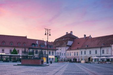 Sibiu kasabasının tarihi merkezi Transilvanya, Romanya ve Avrupa 'daki Büyük Meydan' daki (Piata Mare) güzel eski binaların bulunduğu şehir manzarası