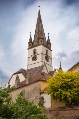Sibiu kasabası Transilvanya, Romanya ve Avrupa 'nın tarihi merkezinde, güzel Saint Mary Lüteriyen Katedrali' ne sahip şehir manzarası