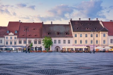 Sibiu kasabasının tarihi merkezi Transilvanya, Romanya ve Avrupa 'daki Büyük Meydan' daki (Piata Mare) güzel eski binaların bulunduğu şehir manzarası