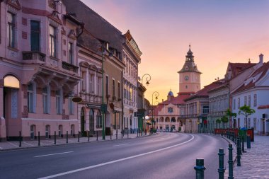 Brasov kenti Transilvanya, Romanya ve Avrupa 'nın tarihi merkezindeki güzel eski binalarla gün doğumu manzarası