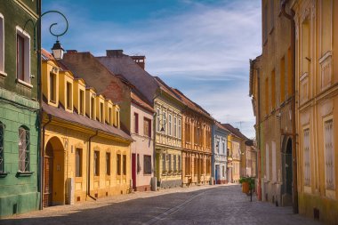 Brasov kenti Transilvanya, Romanya ve Avrupa 'nın tarihi merkezinde güzel renkli eski binalara sahip şehir manzarası