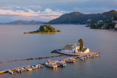 Korfu veya Kerkyra 'daki İyon Denizi kıyısındaki Panagia Vlacherna Manastırı' nın bulunduğu güzel manzara, Avrupa 'nın başkenti Yunanistan' da yer alan bir adadır.