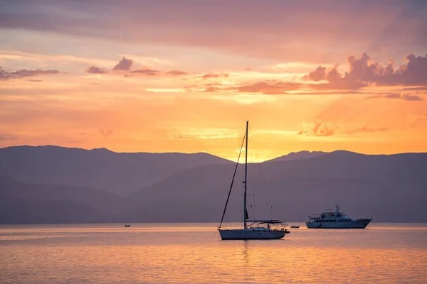 Прекрасний Морський Захід Сонця Вітрильним Човном Кораблем Фоні Гір — стокове фото