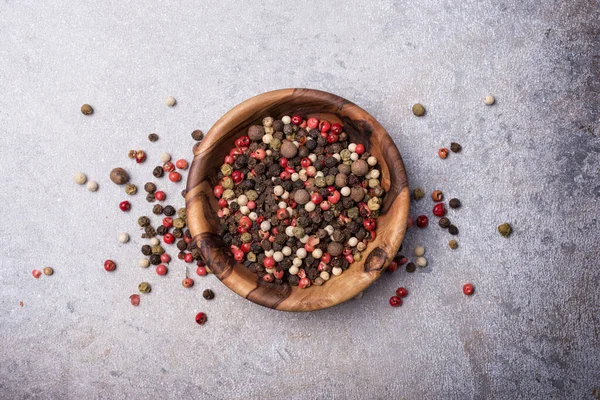 Horní Pohled Mix Pepře Dřevěné Míse Pro Kořeněná Aromatická Jídla — Stock fotografie