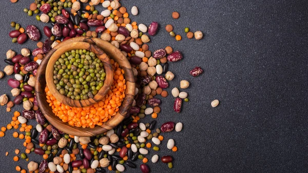 Bovenaanzicht Van Verschillende Bonen Linzen Mung Maash Kikkererwten Houten Kommen — Stockfoto