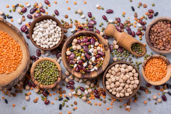 Bovenaanzicht Van Verschillende Bonen Linzen Mung Kikkererwten Houten Kommen Voor — Stockfoto