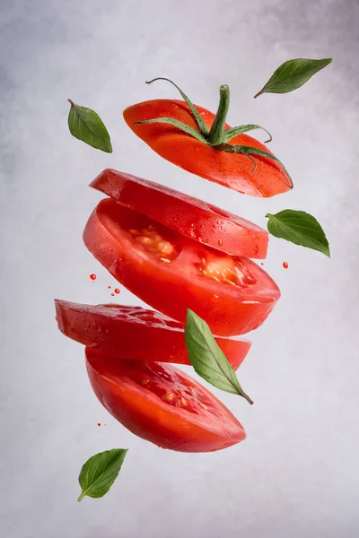 Gesunde Und Schmackhafte Vegetarische Kost Fliegende Reife Geschnittene Saftige Tomate — Stockfoto