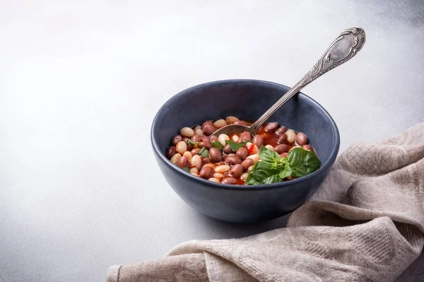 Plato Picante Con Frijoles Salsa Tomate Con Albahaca Fresca Sobre —  Fotos de Stock