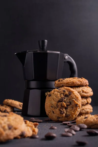 Hemgjorda Välsmakande Choklad Chip Cookies Med Svart Geyser Kaffebryggare Mörk — Stockfoto