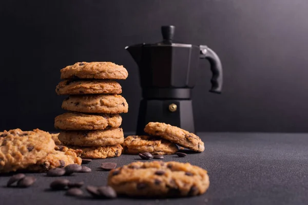 Hemgjorda Välsmakande Choklad Chip Cookies Med Svart Geyser Kaffebryggare Mörk — Stockfoto