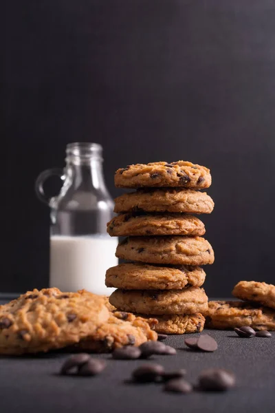 Galletas Caseras Sabrosas Chispas Chocolate Con Botella Vidrio Leche Sobre — Foto de Stock