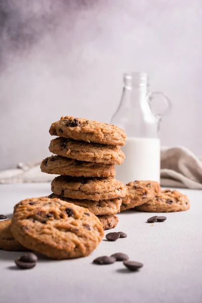 Hemgjorda Välsmakande Chocolate Chip Cookies Med Glasflaska Mjölk Grå Betong — Stockfoto