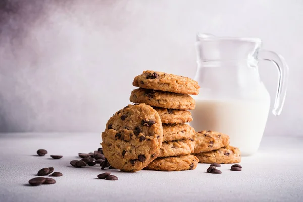 Hemlagade Välsmakande Choklad Chip Cookies Med Glas Kanna Mjölk Grå — Stockfoto