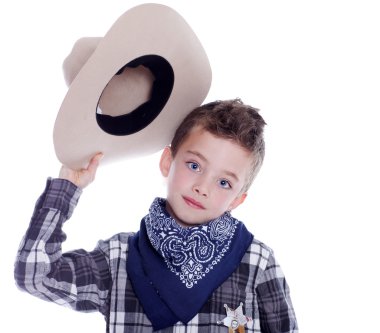 bir kovboy olarak giyinmiş genç çocuk