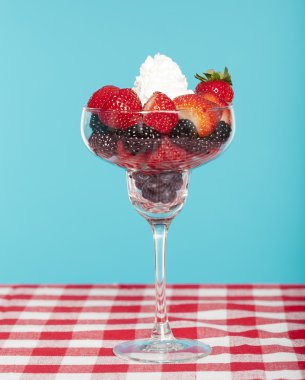 Bardaktaki çilekler.