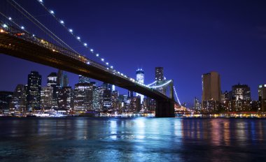 Brooklyn Köprüsü ve gece manzarası