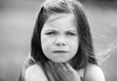 küçük kız siyah beyaz portre