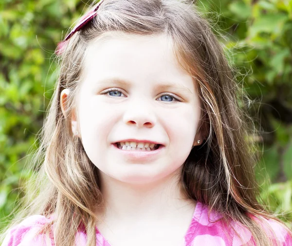 Nahaufnahme eines hübschen kleinen Mädchens im Garten — Stockfoto