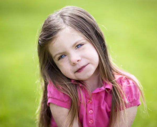 Маленька дівчинка на траві — стокове фото